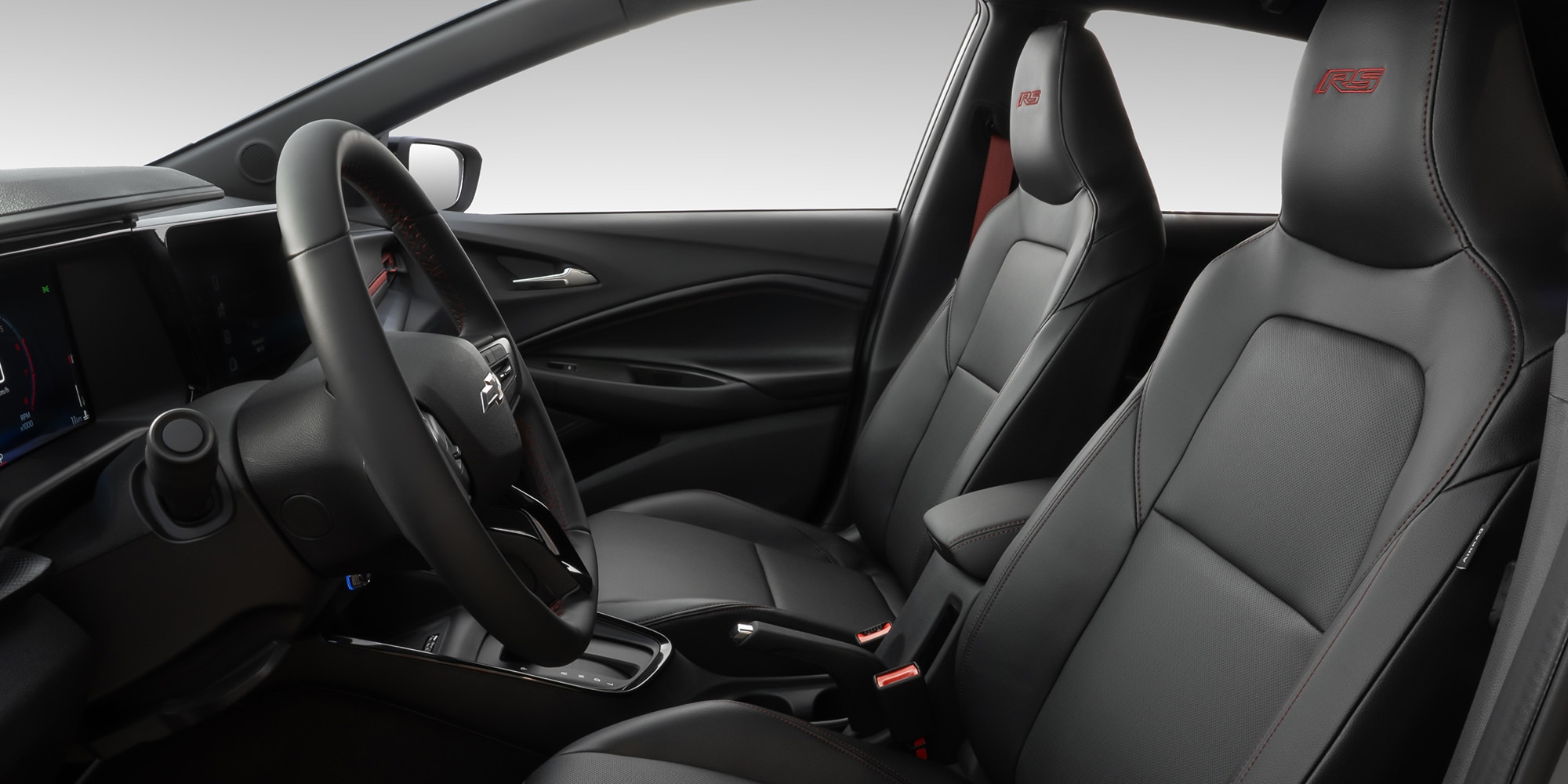 Interior con volante y asientos delanteros del Chevrolet Sonic